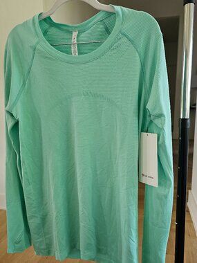 Lululemon mint green long sleeved women's shirt- NWT